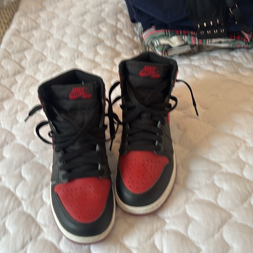 Nike Youth Black and Red Air Jordans Size 6.5 - Picture 4 of 8